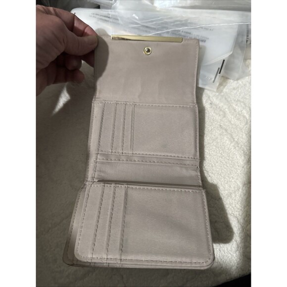 Safe Keeper Tri-Fold Wallet Zippered Coin /Card Slots Beige W/ Red Lips Sz 5X4X1 - Picture 6 of 10